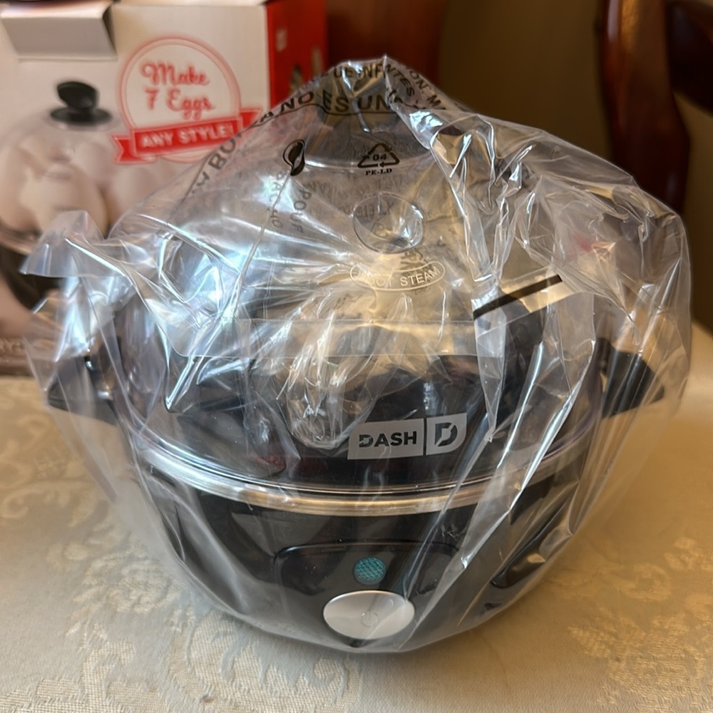 NIB Dash Everyday Egg Cooker, 7 egg capacity, variety of cooking styles - Picture 5 of 7